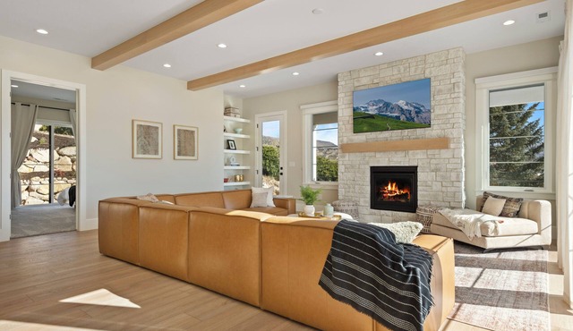 Deer Valley views, sleeps 16, hot tub, deck, gym