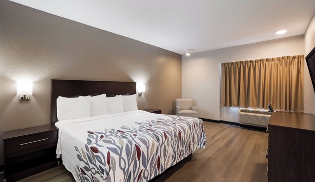 Deluxe King Room — Affordable Comfort Near Tucson Airport & Free Parking