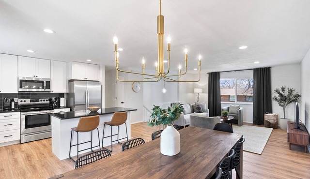 DenverStays: Spacious 5 BR Home with 2 King & 3 Queen Beds - 15 Min to Red Rocks in Arvada