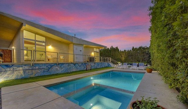 Desert Dream: Pool, Spa, Fire Pit, BBQ, Balcony!