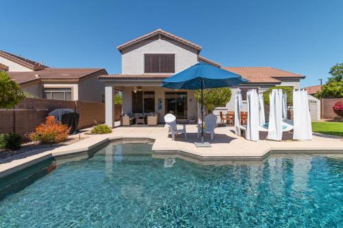 Desert Oasis 4BD 3BA, Lux Resort Pool in Mesa, AZ