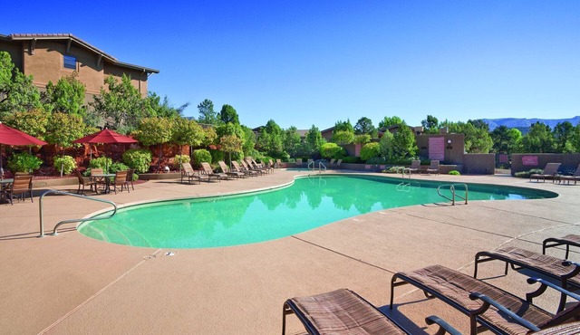 Desert Resort perfect for Hiking Cathedral Rock with access to outdoor pool and hot tub