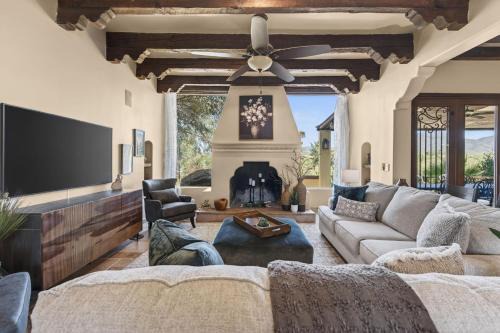 Desert Resort: Pool, Hot Tub, Golf