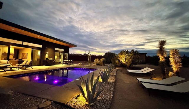 Desert Retreat: Pickleball, Pool, Hot Tub, Sauna, Game Room, Firepit, Stargazing