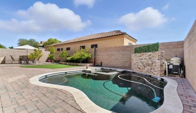 Desert Solace Retreat w/Pool/Spa