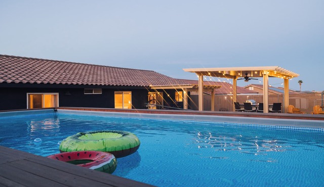 Desert Zen: NEW Heated Pool, Hot Tub, Fire Pit, Game Room, Views & More!
