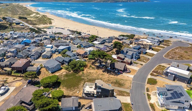 Dillon Beach~5-Star~Walk to Beach~Hot Tub~Game Room~Summer Fun!~Knot A Care in Dillon Beach