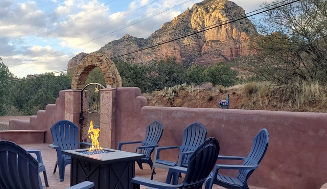 Discover luxury at Sedona Sugarloaf Dream: 4BR, 3BA with stunning red rock views.