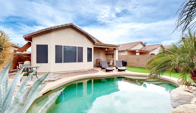 Dog-friendly home with private heated pool, enclosed backyard, patio, grill, W/D