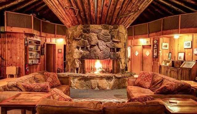 Downing Mountain Lodge in Hamilton