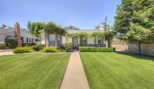 Downtown Estate. Home, Pool, Large Soak Tub, Guest House, RV parking