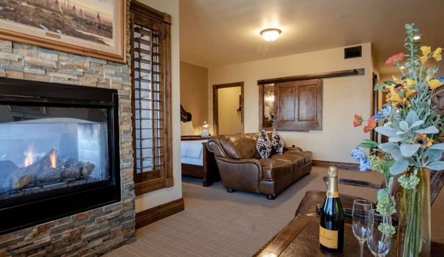 Downtown Jackson - Fireplace Suite in Jackson