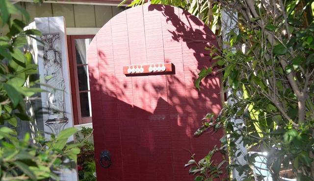 Downtown 'Rose Mary Cottage' in Santa Barbara