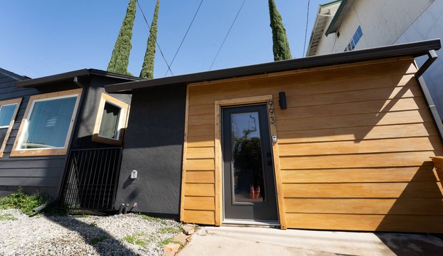 Downtown studio + backyard by bike trail + river + coffee bar in Redding