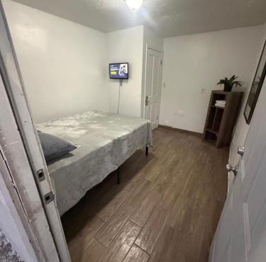 Downtown Taylor Private Entry Room 1
