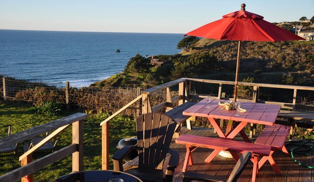 Driftwood Bungalow MENDO COAST 15 acre Ocean Front, Private Beach Path HOT TUB