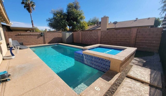Dugout Summer Getaway * Sparkling Pool * Hot Tub