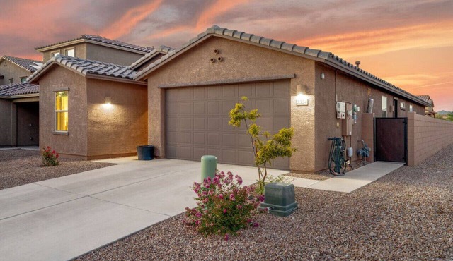 Duplex-Style House/Office/3 BR 3 BA/Split