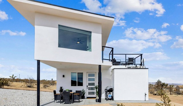 Eagles View Desert House & Hot Tub - Serene & Stylish Retreat - near Joshua Tree in Yucca Valley