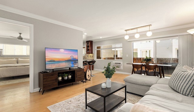 Elegant 1BR in Prime Brentwood Pool + Spa + Gym & Parking