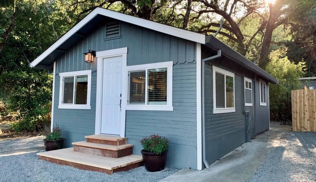 Enchanting Creekside Retreat: Your Downtown Oasis