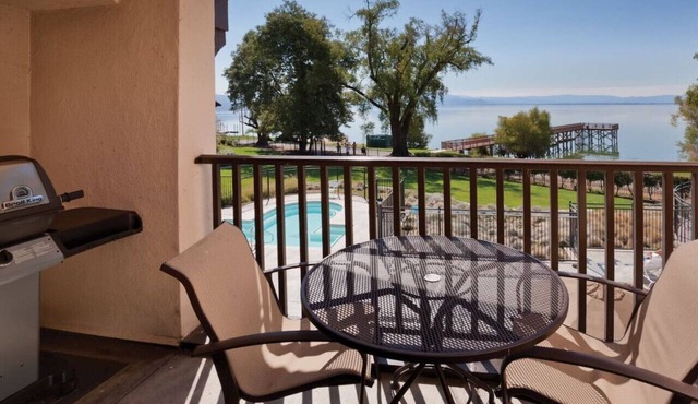 Enjoy Clear Lake with the family in this resort 2BD condo with resort boat dock in Nice