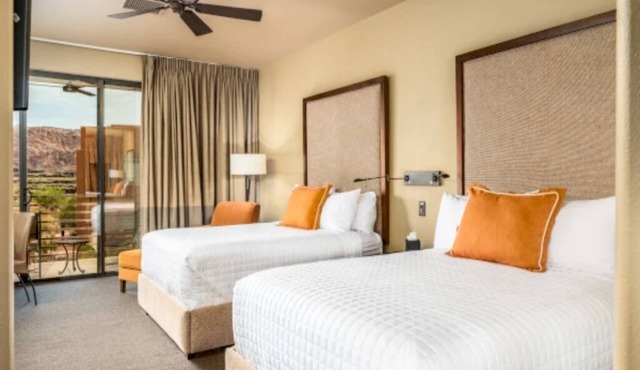 Enjoy Red Rock Sunrises at Upscale Desert Hideout w/Pool, Gym & Garden