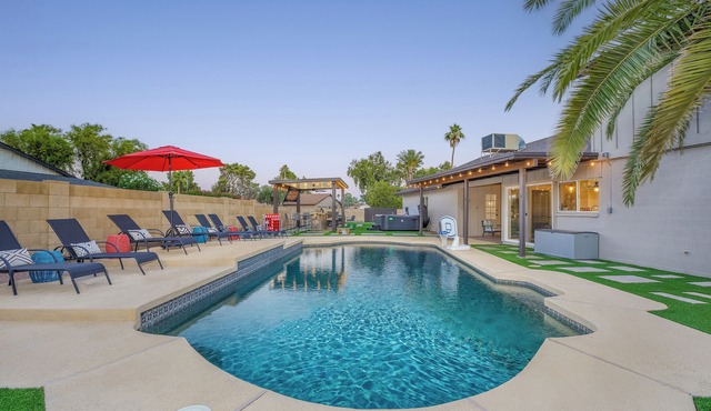 Entertainment Galore! Heated Pool, Hot Tub, Game Room, Putting Green, and More!