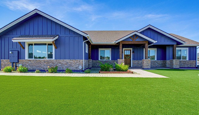Equine-Friendly Stay: Horse Stable Access, Hot Tub