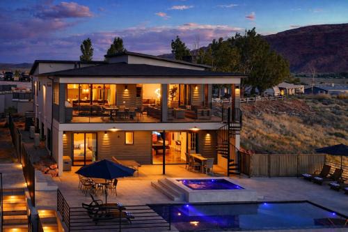 Exclusive Retreats Desert Vista Luxury 6 Bedroom Retreat- Heated Pool Hot tub