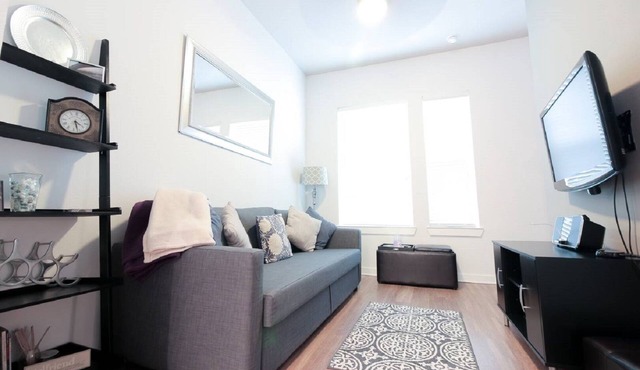 Executive Condo Steps from Downtown in Austin