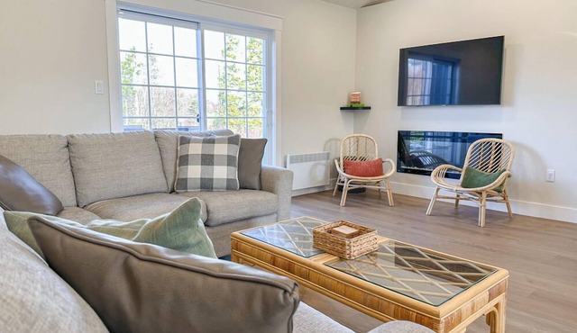 Executive PEI Getaway Near Golf and Beaches for Groups or Families in Stanley Bridge