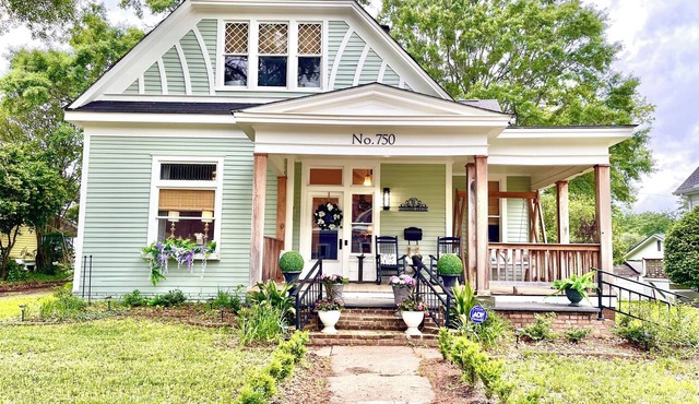 Experience a charming 4 bedroom home built in 1910 near lovely downtown Laurel in Laurel