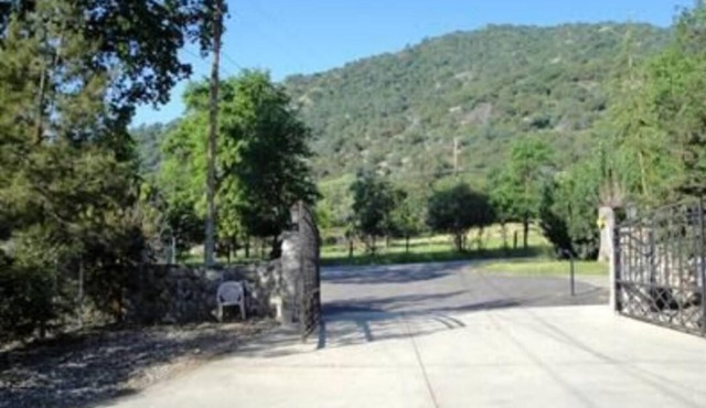 Experience nature's grandeur! Five bedroom retreat near Sequoia & Kings Canyons