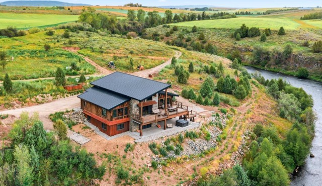 FALL RIVER LODGE Riverfront 5BR lodge with hot tub mountain views in Ashton