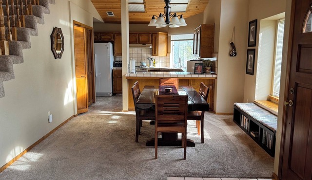 Family Friendly 3-bedroom house in lovely Three Rivers with AC