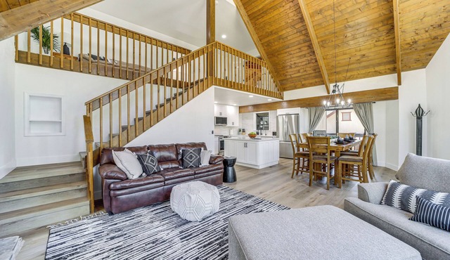 Family Friendly: Modern Cabin in Munds Park!