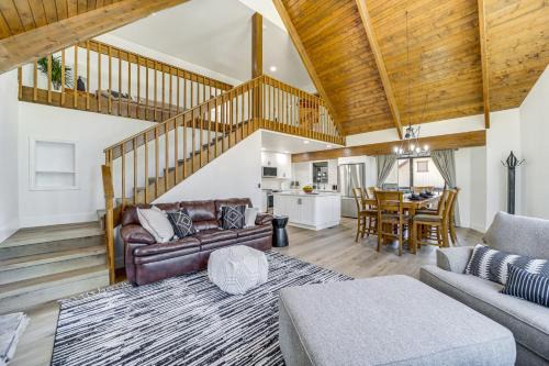 Family Friendly: Modern Cabin in Munds Park!