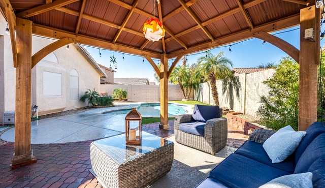 Family Home 3 beds/Private Heated Pool-10 mins to Stadium.