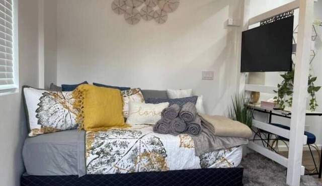 Fantastic Jurupa Studio with everything that you need!