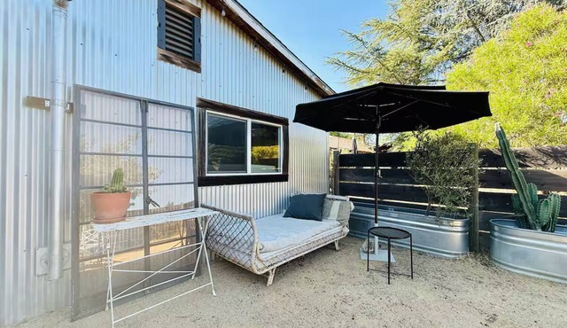 Farm Country Cottage in Downtown Geyserville, Vineyard Views + UNTI Wine