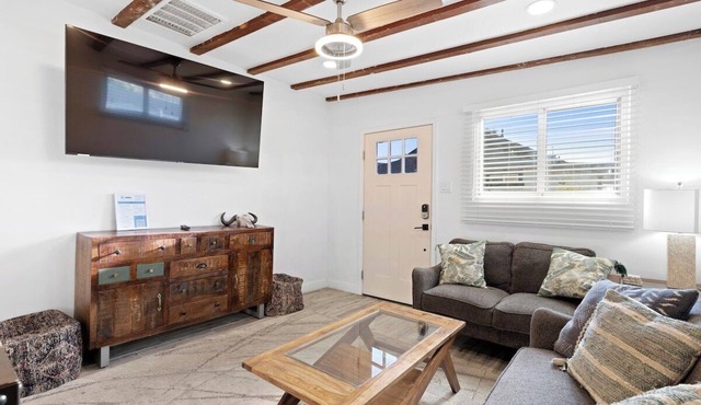Featherlight Cottage with BBQ and Hot Tub