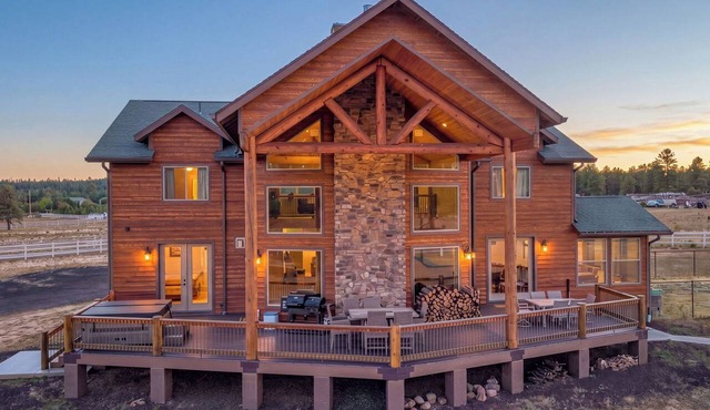 Fern Way Lodge-luxury-private pickleball/basketball court, hot tub, EV charger