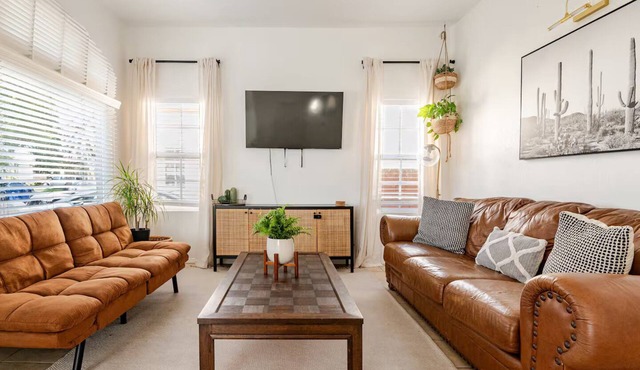 FIFA Ready! Arcade, Living Room AC, Near SoFi + Parking in South Gate