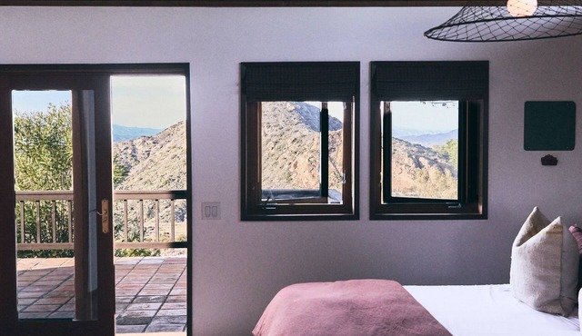 FIVE MINUTES TO CALAMIGOS RANCH AND CEILO FARMS MOUNTAIN AND OCEAN VIEWS in Malibu