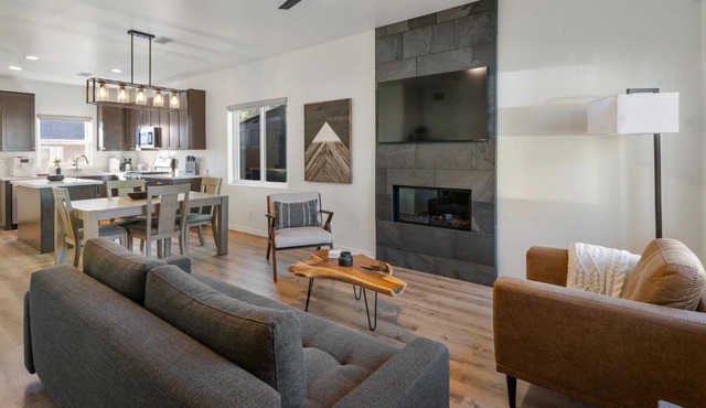FLG Retreat - Modern Home with Mountain Views