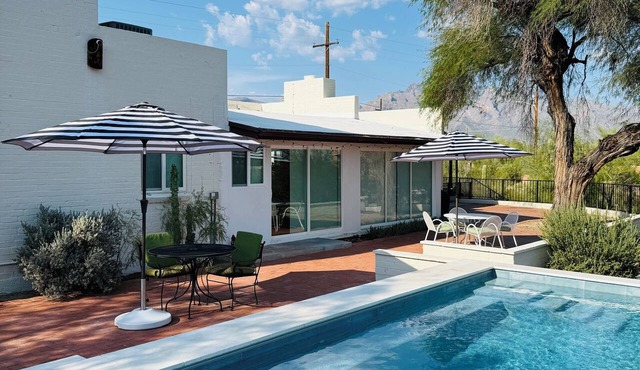 Foothills Luxury Gated Estate with a pool and a view in Tucson
