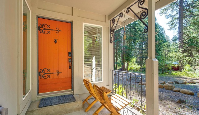 Forest Cabin by Crater Lake & Klamath Falls in Klamath Falls