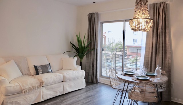 Free Parking & Housekeeping! Beachy Gaslamp Condo