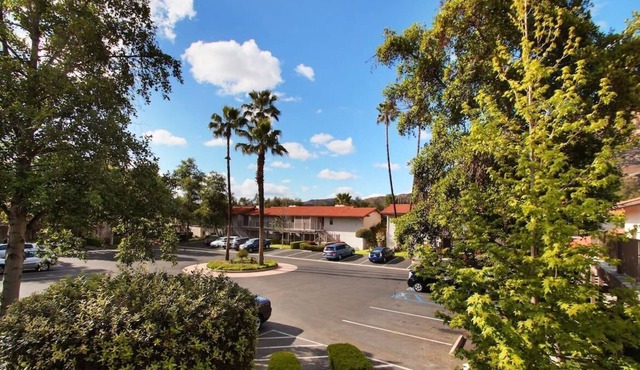 Friends Getaway! Three Comfortable Units, Onsite Game Room, Free Parking